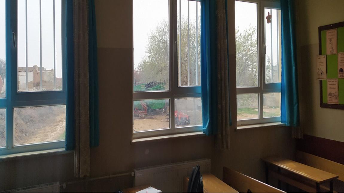 Üst sınıf pencerelerine demir kafesler taktırdık